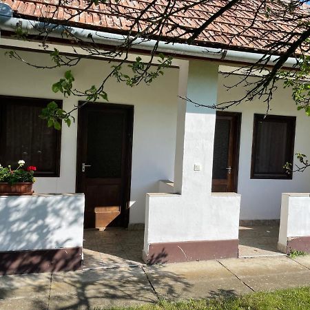 Apartamento Zsuzsa Apartman Poroszló Exterior foto